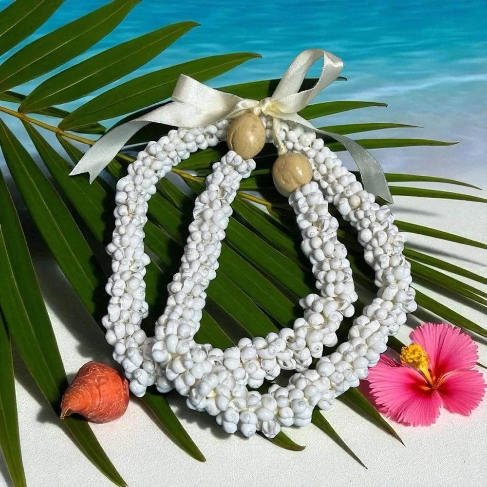 Hawaiian Mongo Sea Shell Lei White with Kukui Nut Necklace - Picture 3 of 4